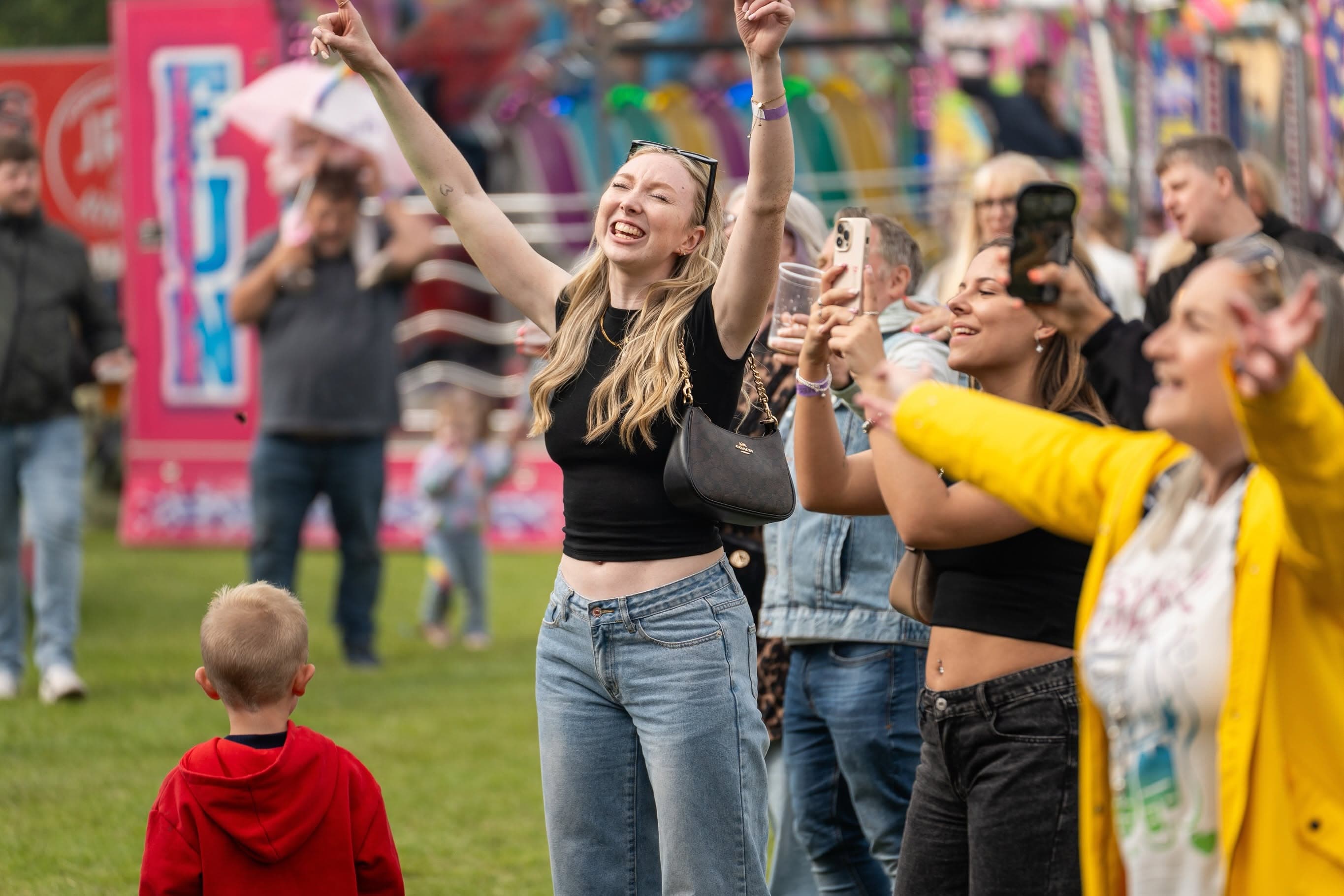 Live music and crowds at WN7 FEST, Leigh Miners Welfare