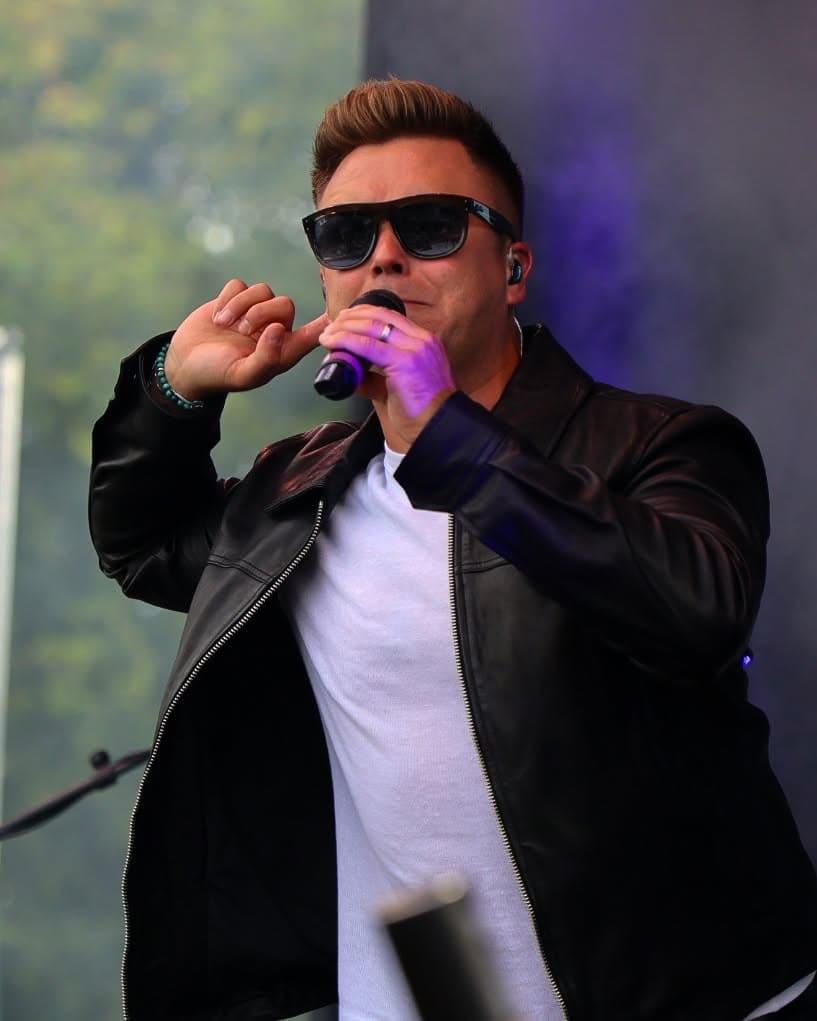 Live music and crowds at WN7 FEST, Leigh Miners Welfare